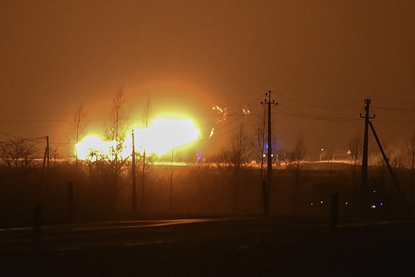 13.01.2023, Litauen, Pasvalys: Nach einer Explosion an einer Gaspipeline in der Nähe von Pasvalys steigt eine Flamme auf. Im Norden Litauens ist es Medienberichten zufolge zu einer Explosion an einer  ...