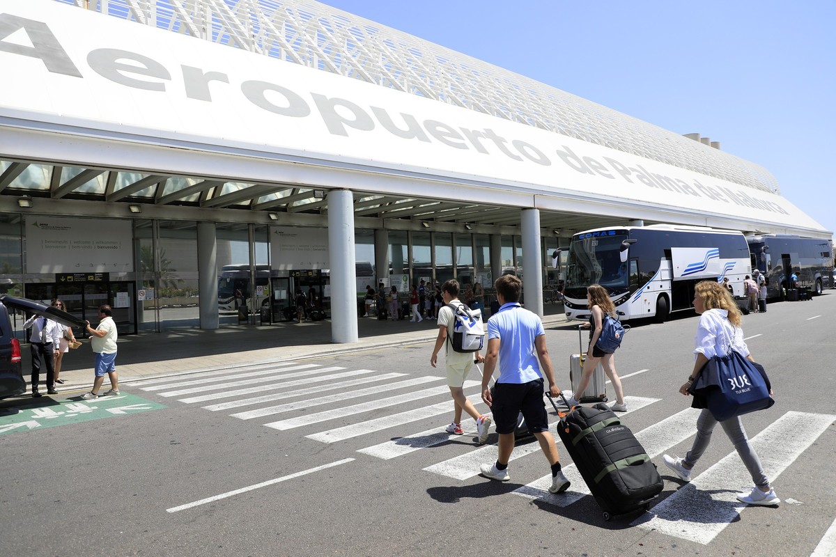 ARCHIV - 30.07.2023, Spanien, Palma: Reisende gehen am Flughafen von Mallorca. Die Putzkräfte des Airports in Palma wollen ab Ende April streiken. (zu dpa: «Flughafen-Putzkräfte wollen auf Mallorca ab ...