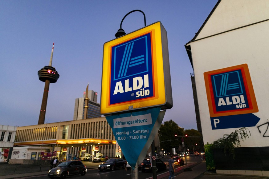 Aldi Süd Aldi Nord immer wieder gibt es Angebote die Preise sinken, Lebensmittel werden besser Sortiment erweitert
Doch das Unternehmen verkaufte zuletzt Feuerwerkskörper und auch eine andere Sache is ...