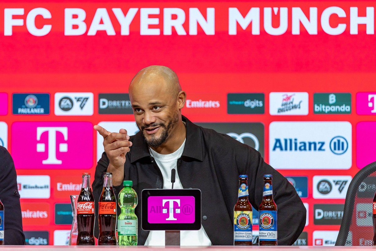 Vincent Kompany FC Bayern Muenchen, Chef-Trainer PK Pressekonferenz lachend Zeigefinger auf Reporter Mimik Gestik Geste, GER, FC Bayern Muenchen vs. Bayer 04 Leverkusen, Fussball, Bundesliga, 09. Spie ...