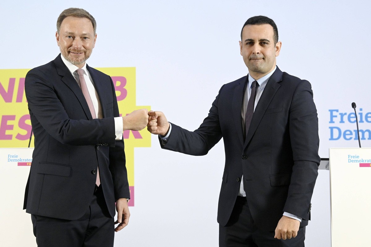 Christian Lindner und Bijan Djir-Sarai beim Statement der FDP zu den Gremiensitzungen im Hans-Dietrich-Genscher-Haus. Berlin, 20.12.2021 *** Christian Lindner and Bijan Djir Sarai at the statement of  ...