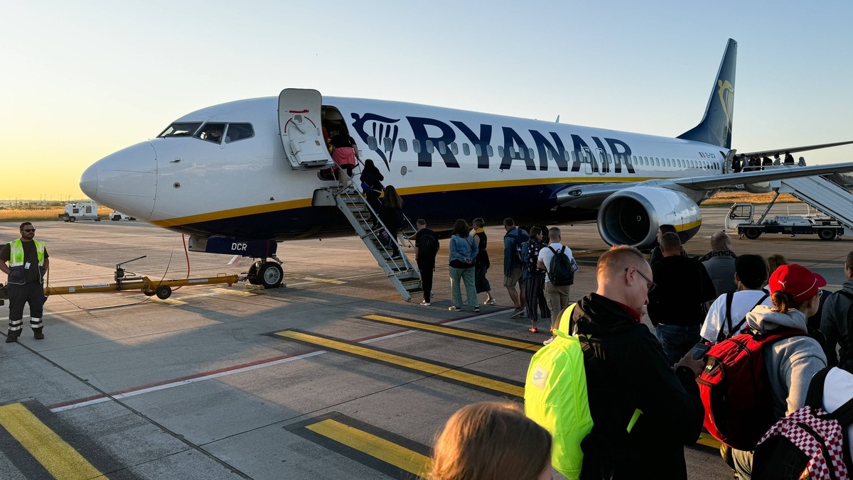 Ryanair And Lufthansa Airlines People board Ryanair plane at the airport in Charleroi, Belgium on July 29, 2024. Balice Poland PUBLICATIONxNOTxINxFRA Copyright: xJakubxPorzyckix originalFilename:porzy ...