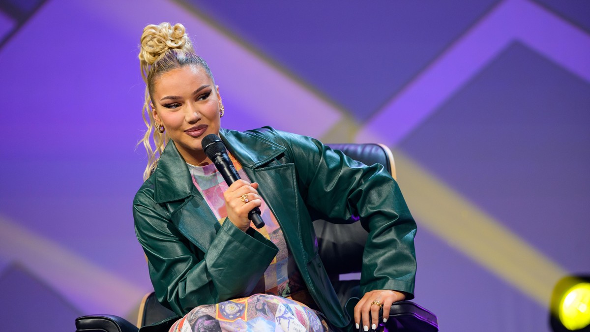 Rapperin Shirin David während eines Talks auf der Bühne. Das Digital-Festival OMR in Hamburg setzt auf eine Kombination aus Fachmesse, Workshops und Party.
