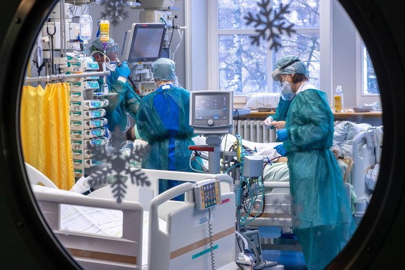 Ärzte und Pflegekräfte betreuen Patienten in einem der Behandlungszimmer der Intensivstation in der Universitätsmedizin Rostock. Angesichts der sprunghaft zunehmenden Zahl von Corona-Infizierten und d ...