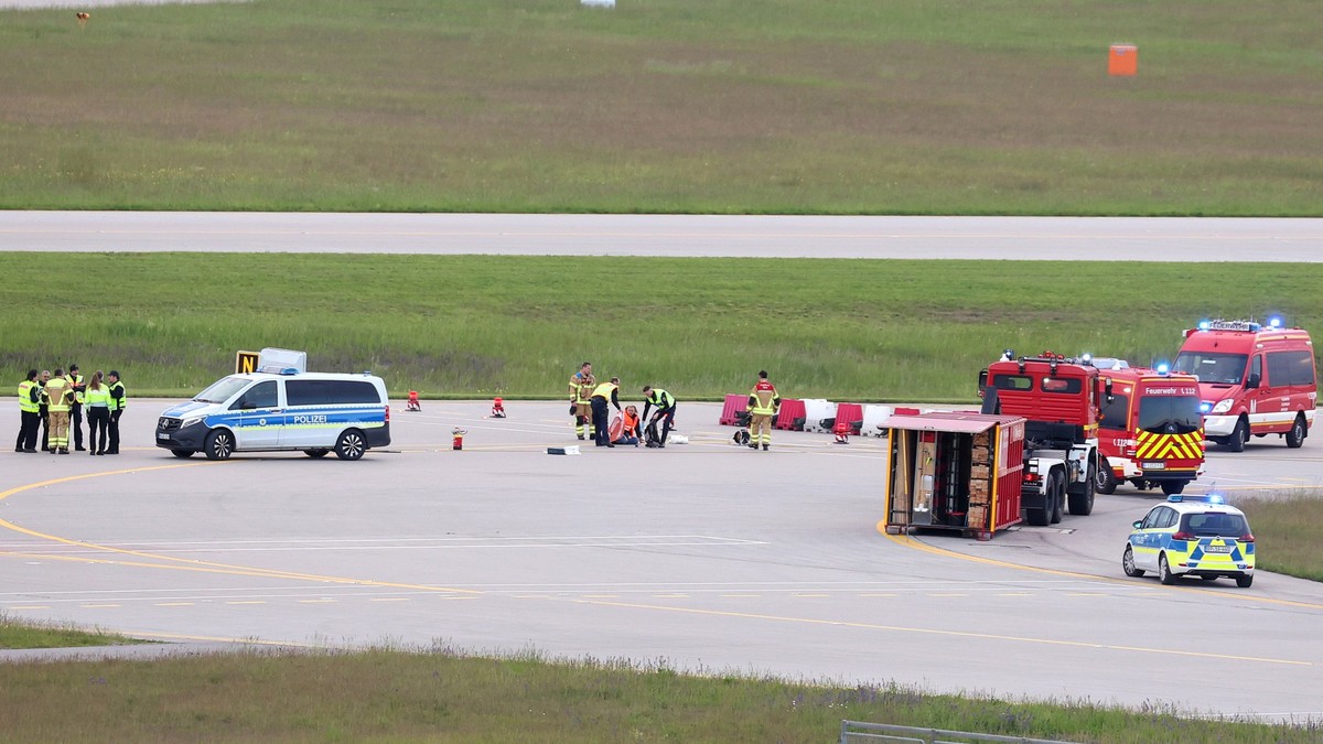 dpatopbilder - 18.05.2024, Bayern, München: Einsatzkräfte von Polizei und Feuerwehr stehen auf einer Zufahrt für Start- und Landebahnen am Flughafen Franz-Josef-Strauß um Klimaaktivisten die sich dort ...