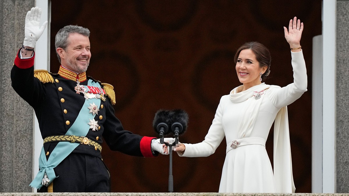14.01.2024, Dänemark, Kopenhagen: Dänemarks König Frederik X. und Dänemarks Königin Mary winken vom Balkon von Schloss Christiansborg. Der bisherige Kronprinz Frederik ist nach der Abdankung seiner Mu ...