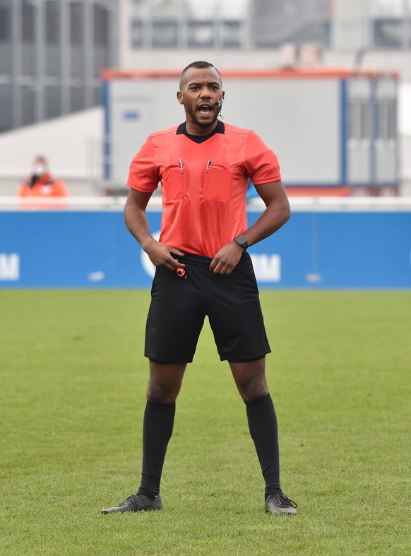 Schiedsrichter Jonah Samuel Njie Besong 18.10.2020, Fussball GER, Saison 2020 2021, U19 Bundesliga West, 3. Spieltag, FC Schalke 04 - Borussia Dortmund 2:3, Foto: TEAM2sportphoto Gelsenkirchen Parksta ...