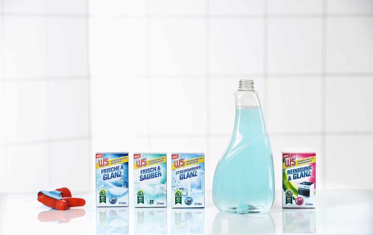 Die innovativen Nachfülltabs der Lidl-Eigenmarke &quot;W5&quot; für vier verschiedene Reinigungsmitteltypen werden mit Leitungswasser aufgelöst und ersetzen so den Neukauf von in Flaschen verpackten R ...