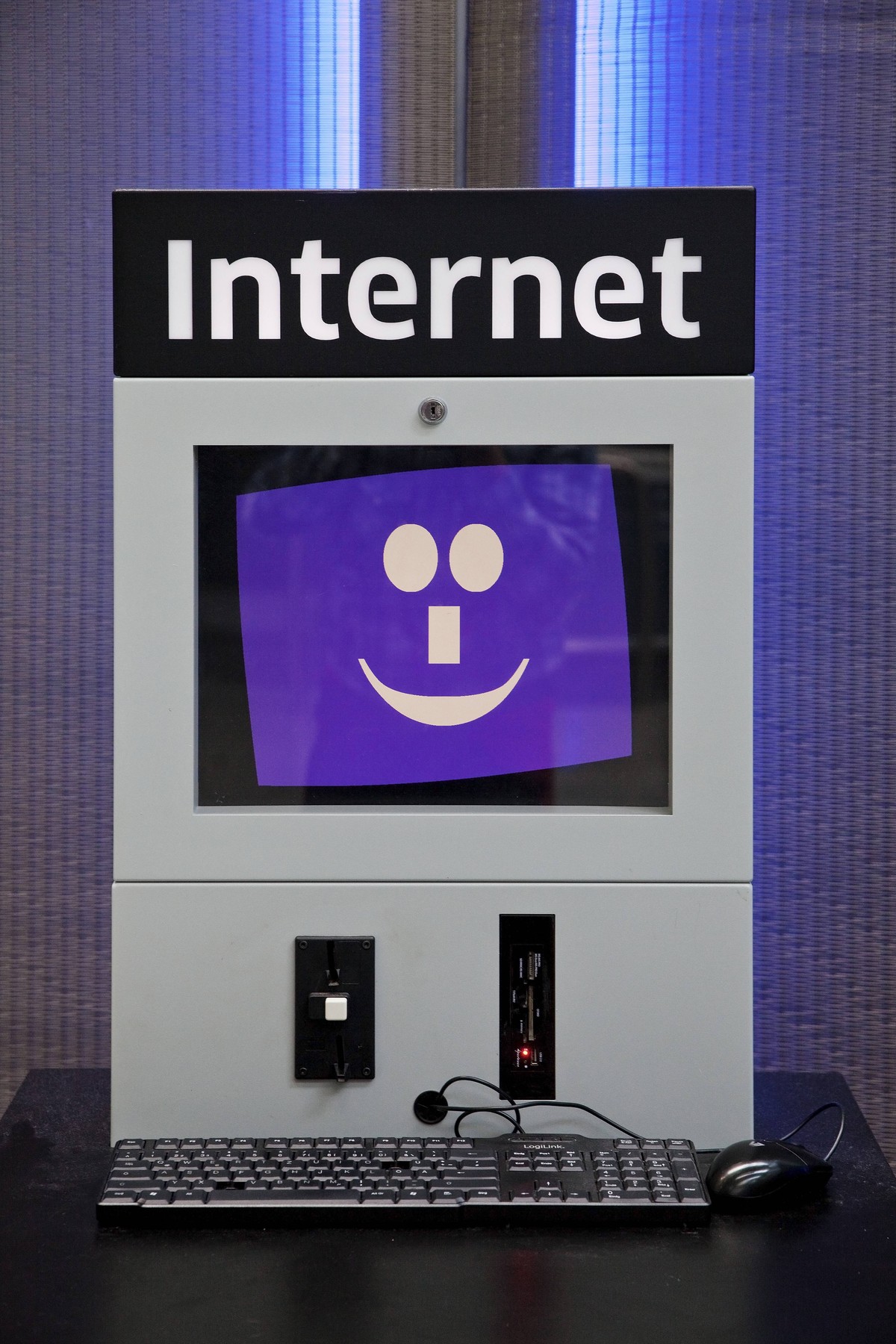 Internetangebot am Flughafen Duesseldorf, Deutschland, Nordrhein-Westfalen, Duesseldorf internet service of the Duesseldorf Airport, Germany, North Rhine-Westphalia, Duesseldorf BLWS531760 Copyright:  ...