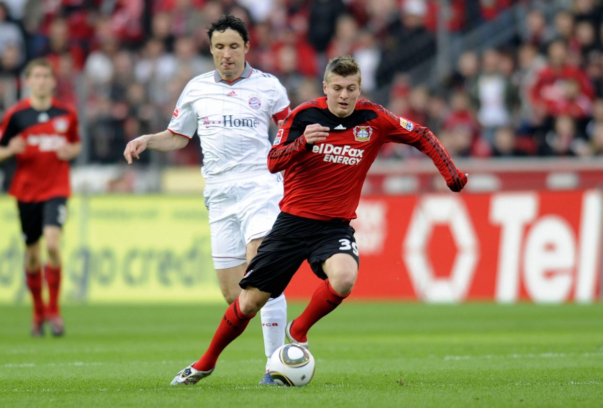 Bildnummer: 05754369 Datum: 10.04.2010 Copyright: imago/Uwe Kraft
Fu�ball Bundesliga, Saison 2009/2010, 30.Spieltag, Bayer 04 Leverkusen (rot) - FC Bayern M�nchen (wei�) 1:1 - V.re.: Toni Kroos, Mark ...