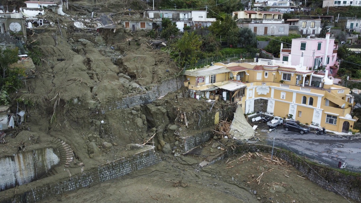 27.11.2022, Italien, Casamicciola: Luftaufnahme von besch�digten H�usern in Casamicciola auf der s�ditalienischen Insel Ischia, nachdem schwere Regenf�lle Erdrutsche ausgel�st hatten, die Geb�ude zum  ...