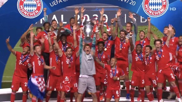 Die Spieler des FC Bayern bei der Siegerehrung.