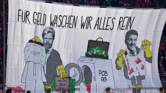 Fussball 1. Bundesliga Saison 2021/2022 11. Spieltag FC Bayern Muenchen - SC Freiburg 06.11.2021 Ein Plakat der FC Bayern Ultras in der Suedkurve der Allianz Arena gegen die Partnerschaft des FC Bayer ...