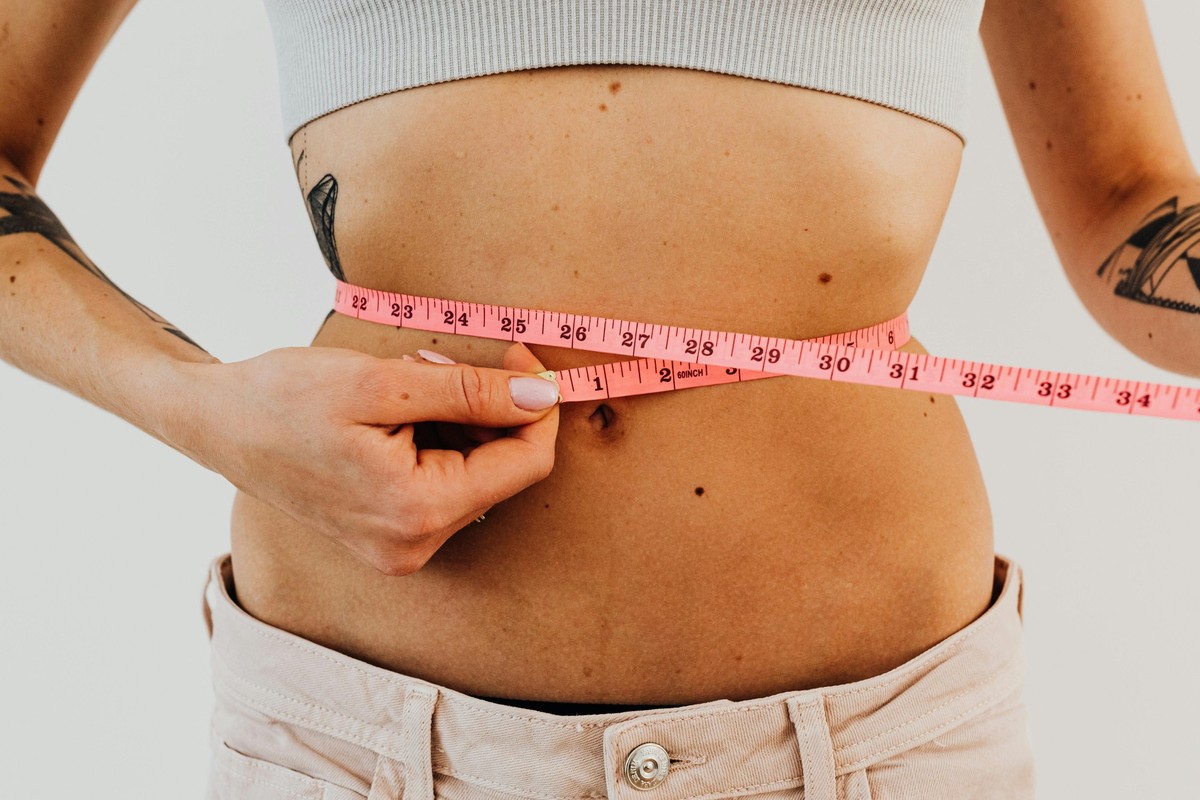 Foto von Photo By: Kaboompics.com: https://www.pexels.com/de-de/foto/frau-stehen-bauch-gewichtsverlust-5714347/