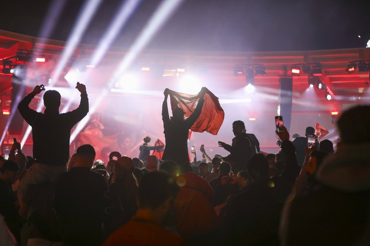 T�rkische Fu�ballfans feiern Sensationssieg mit Party am Reich, Tausende t�rkische Fu�ballfans feierten am Abend ausgelassen den Sieg ihrer Nationalmannschaft gegen �sterreich. Die Fanmeile vor dem Re ...