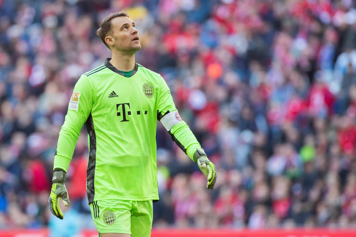 Fussball: Bundesliga, 25. Spieltag, FC Bayern Muenchen - 1. FC Augsburg. Torwart Manuel Neuer FC Bayern Muenchen in Aktion. // DFL regulations prohibit any use of photographs as image sequences and/or ...