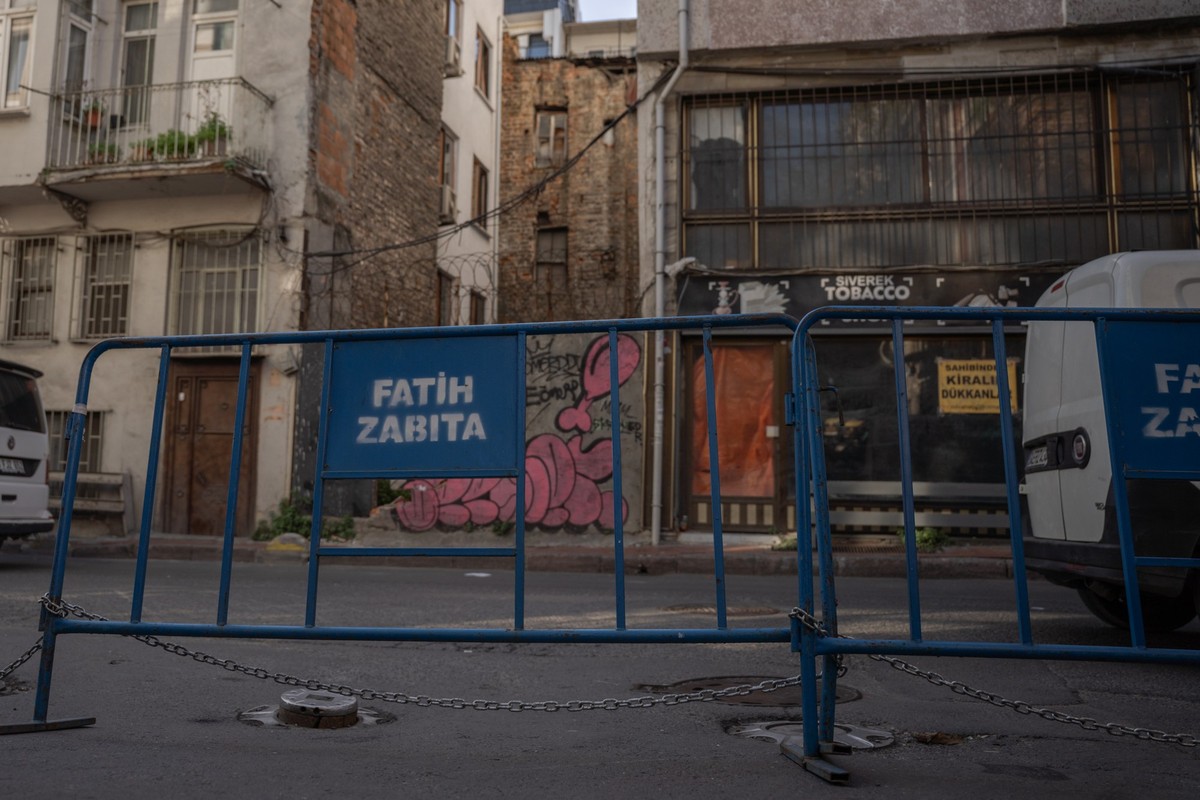 17.11.2025, Türkei, Istanbul: In der Nähe des Hotels im Stadtteil Fatih, in dem die drei ums Leben gekommenen deutschen Touristen gewohnt hatten, sind Absperrungen der türkischen Stadtpolizei zu sehen ...