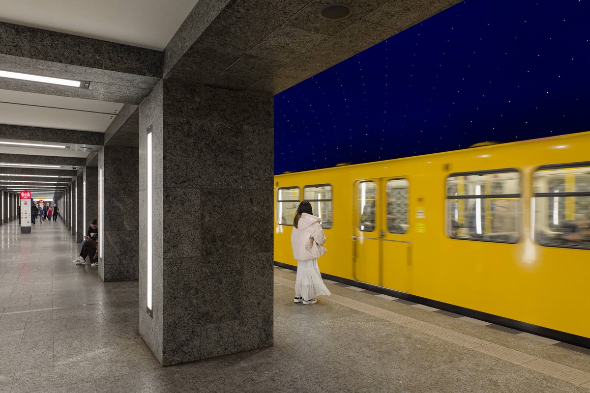 U-Bahnzug Linie U5 im U-Bf Museumsinsel 2024-11-03 Deutschland, Berlin Ein U-Bahnzug der Großprofil-Linie U5 Hönow - Hauptbahnhof im U-Bahnhof Museumsinsel, dessen Gewölbe Stararchitekt Max Dudler als ...