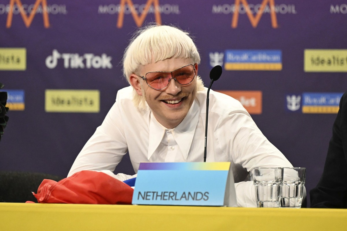 09.05.2024, Schweden, Malmö: Joost Klein, der die Niederlande beim Eurovision Song Contest (ESC) 2024 mit dem Lied "Europapa" vertritt, lächelt bei einer Pressekonferenz im zweiten Halbfinal ...