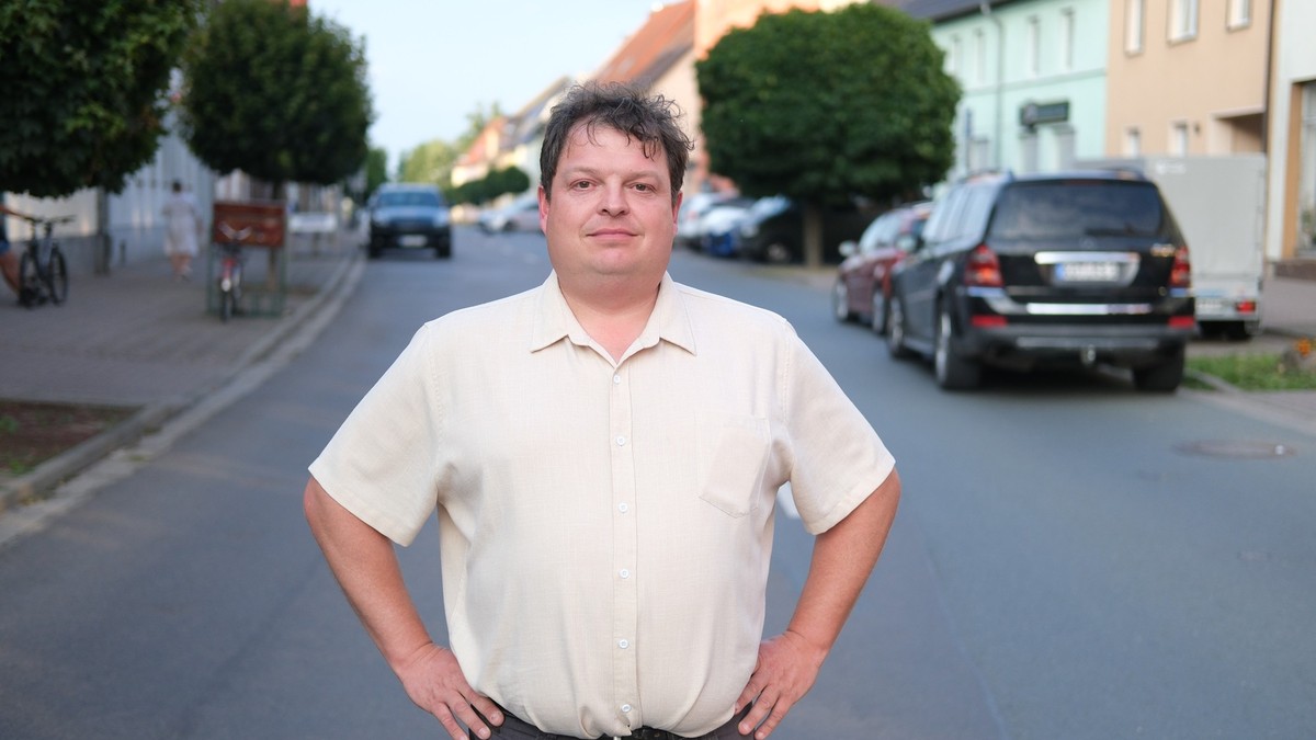 02.07.2023, Sachsen-Anhalt, Raguhn-Jeßnitz: Hannes Loth (AfD), neuer Bürgermeister in Raguhn-Jeßnitz. In der ostdeutschen Kleinstadt Raguhn-Jeßnitz stellt die AfD künftig erstmals in Sachsen-Anhalt ei ...
