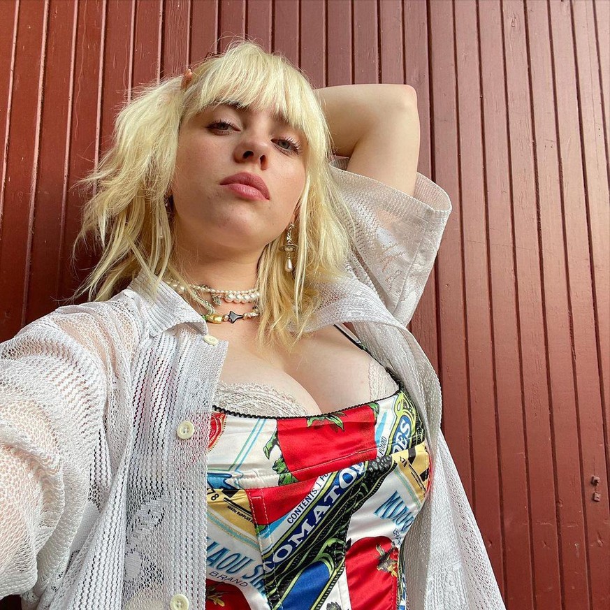 Billie Eilish zeigte sich auf Instagram mit tiefem Ausschnitt und Korsage.