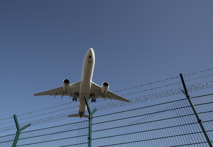 ARCHIV - 25.02.2021, Hessen, Frankfurt/Main: Ein Flugzeug landet auf dem Flughafen Frankfurt. Die Reisebranche warnt vor Preissteigerungen infolge der geplanten Anhebung der Luftverkehrsteuer. (zu dpa