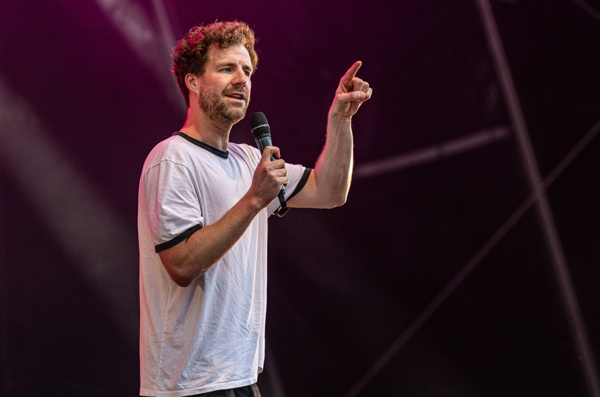Nightwash Open Air beim BonnLive Open Air auf dem Telekom Campus in Bonn Beuel 29.05.2024 Comedian Luke MOCKRIDGE beim Live Auftritt bei der Comedy Reihe Nightwash Open Air auf dem BonnLive Open Air a ...