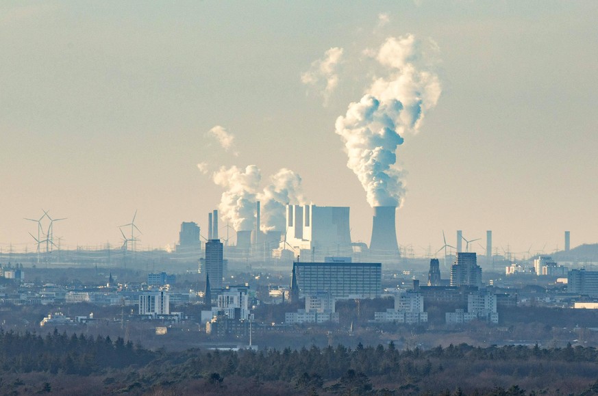 Blick aus 30 Kilometer Entfernung auf das RWE Kraftwerk Neurath. Symbolbild, Themenbild Neurath, 14.02.2021 *** View of RWEs Neurath power plant from a distance of 30 kilometres Symbolic image, theme  ...