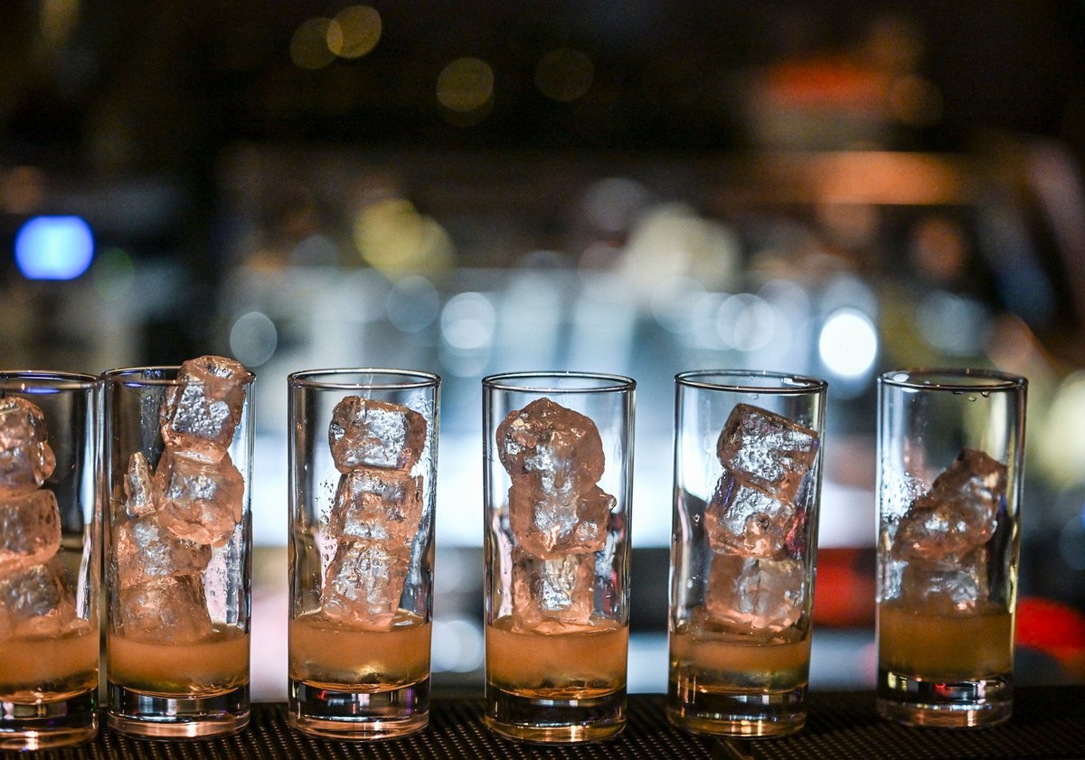 PRODUKTION - 19.11.2024, Berlin: Cocktails werden an der Bar vorbereitet. (zu dpa: «Gepanschter Alkohol: Touristen in Laos gestorben») Foto: Jens Kalaene/dpa +++ dpa-Bildfunk +++