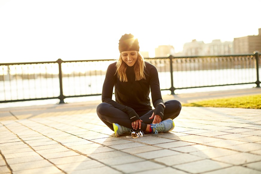 A happy backlit portrait of a female runner at rest. Boston, MA, United States ,model released, Symbolfoto PUBLICATIONxINxGERxSUIxAUTxONLY CR_SDXQ200206D-294091-01