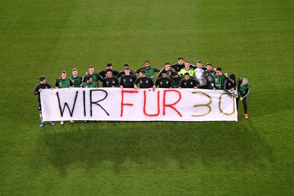 Die deutsche Mannschaft setzt mit einem Banner mit der Aufschrift ?Wir fuer 30? ein Zeichen fuer Menschenrechte. GES/ Fussball/ WM-Qualifikation: Deutschland - Nordmazedonien, 31.03.2021 Football / So ...