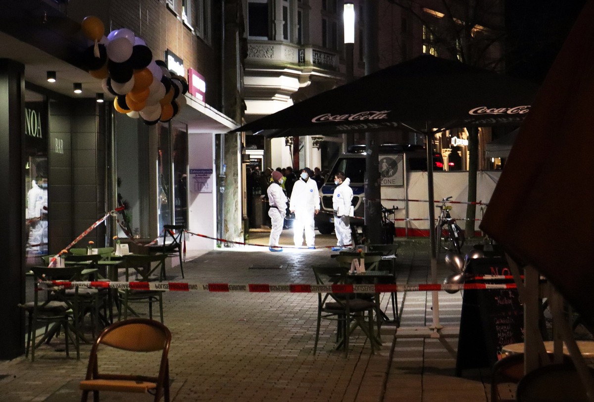 09.03.2024, Nordrhein-Westfalen, Bielefeld: Mitarbeiter der Spurensicherung stehen in der Fußgängerzone in der Innenstadt. Ein Mann ist am Samstagabend durch Schüsse getötet worden. Das Opfer sei noch ...