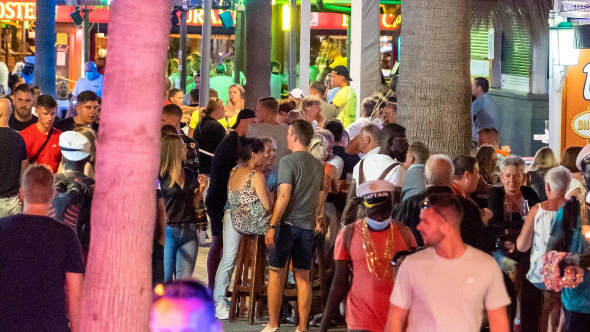 Während der Corona-Pandemie und nach dem Lockdown konzentriert sich das Nachtleben an der Playa de Palma auf der Insel Mallorca auf die so genannte Bierstraße -Sicherheitsabstände werden offenkundig n ...