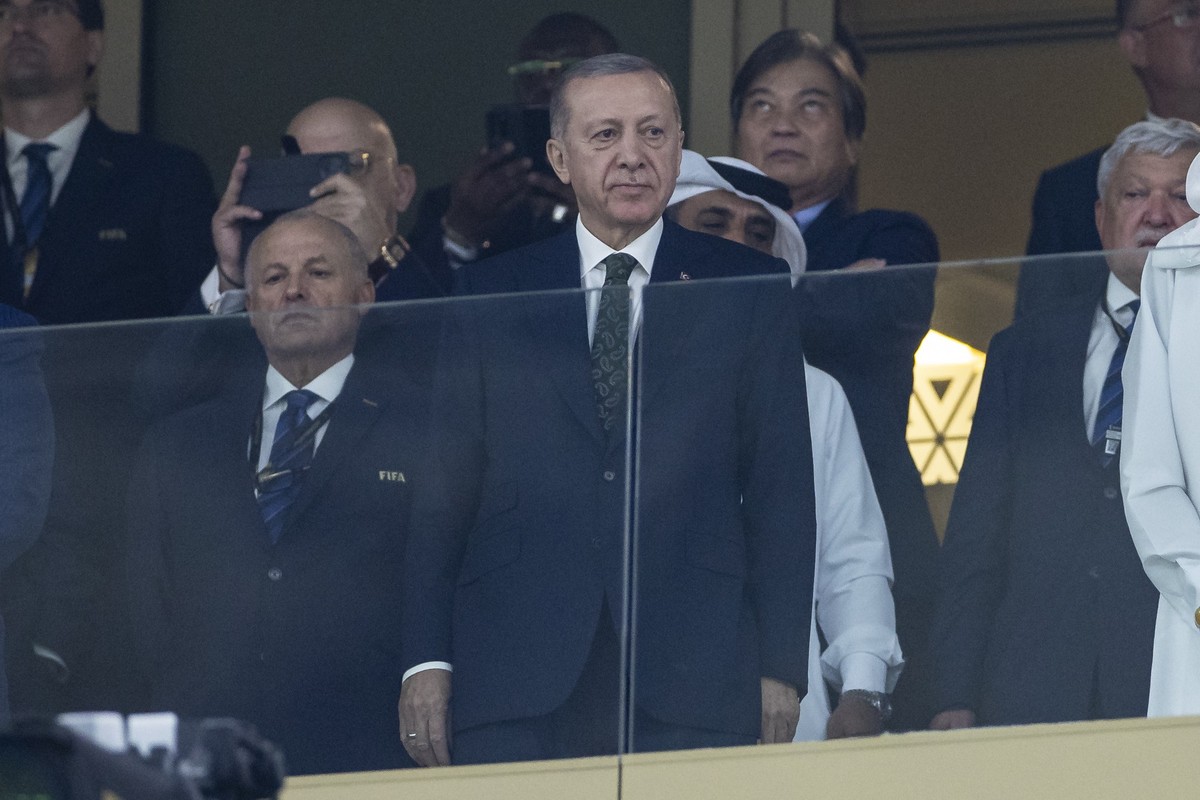 ARCHIV - 18.12.2022, Katar, Lusail: Fußball: WM, Argentinien - Frankreich, Finalrunde, Finale, Lusail Stadion, Recep Tayyip Erdogan, Präsident der Türkei, steht auf der Tribüne. Der DFB geht derzeit n ...