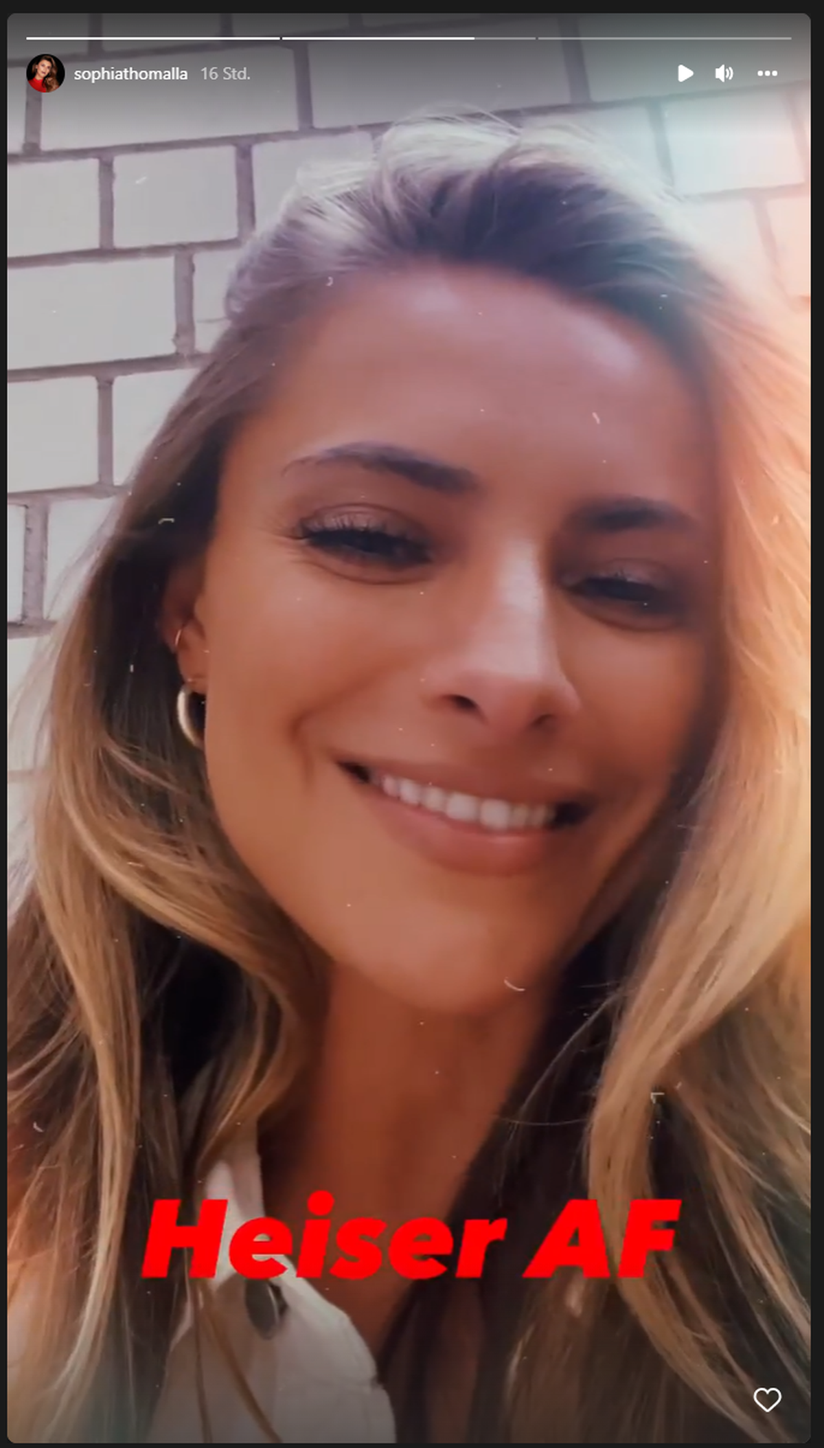 Sophia Thomalla spricht bei Instagram mit ihrer "sexy Stimme".