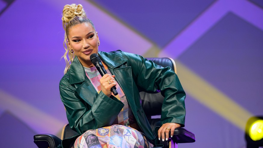 Rapperin Shirin David während eines Talks auf der Bühne. Das Digital-Festival OMR in Hamburg setzt auf eine Kombination aus Fachmesse, Workshops und Party.