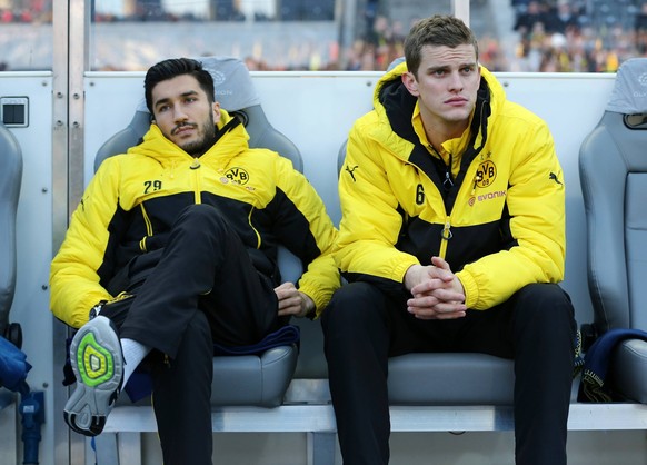 Samstag 06.02.2016, Saison 2015/2016, 1. Bundesliga, 20. Spieltag im Berliner Olympiastadion, Hertha BSC - BVB Borussia Dortmund 0:0, Nuri Sahin (BVB) und Sven Bender (BVB) auf der Ersatzbank, v.l.

 ...