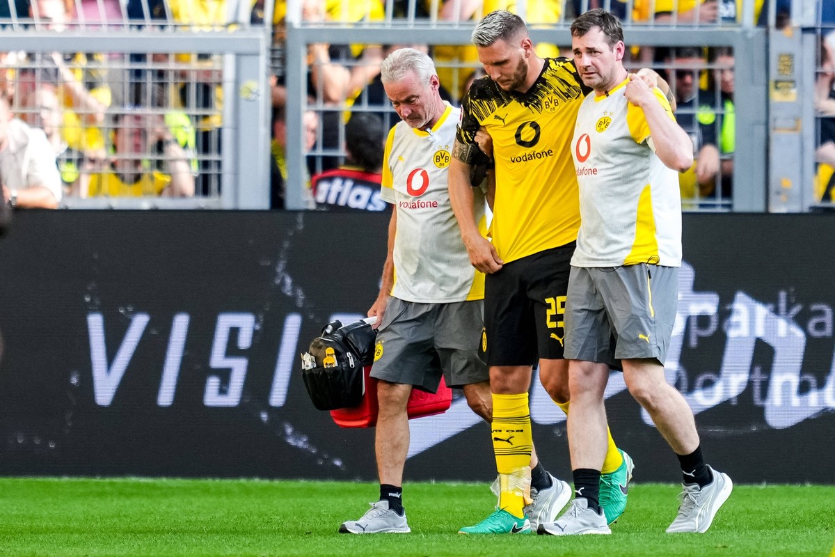 DORTMUND, GERMANY - AUGUST 10: Niklas Sule of Borussia Dortmund leaves the pitch injured during the pre-season friendly match between Borussia Dortmund and Juventus FC at Signal Iduna Park on August 1 ...