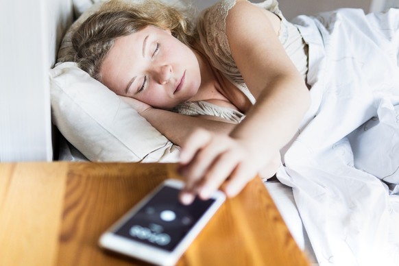 Nicht nur beim Schlaf nachts ist die optimale Schlaf-Dauer entscheidend. Auch bei einem Powernap kommt es darauf an, wie lange man schläft.