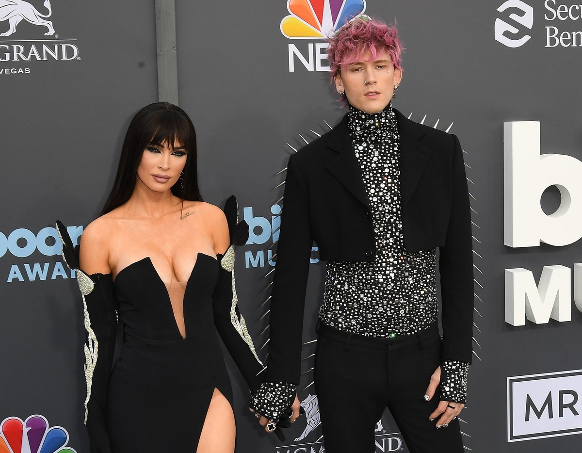 ARCHIV - 15.05.2022, USA, Las Vegas: Megan Fox und Machine Gun Kelly kommen zu den Billboard Music Awards in der MGM Grand Garden Arena. Nach Spekulationen über ihre Verlobung hat US-Schauspielerin Me ...