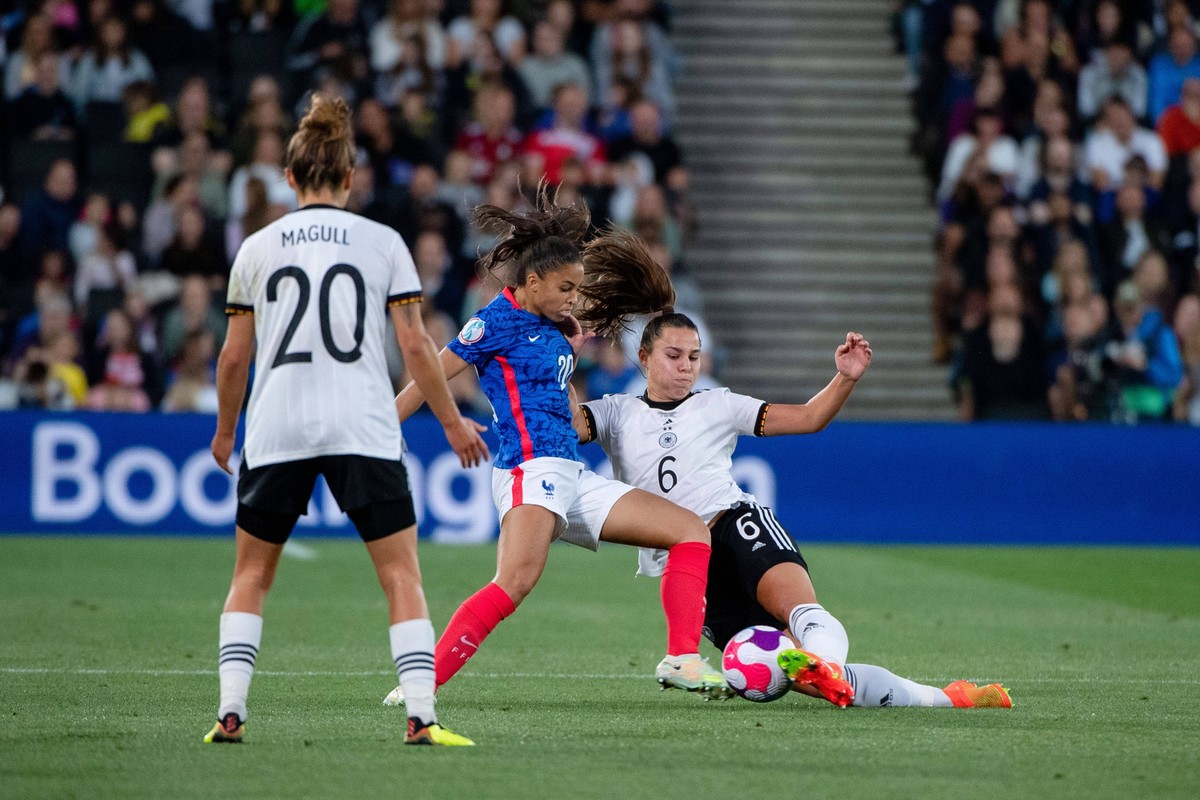 Lena Oberdorf Deutschland 6 im Zweikampf mit Delphine Cascarino France 20, GBR, Deutschland vs. Frankreich, Fussball UEFA Womens EURO 2022, 27.07.2022, Halbfinale GBR, Deutschland vs. Frankreich, Fuss ...