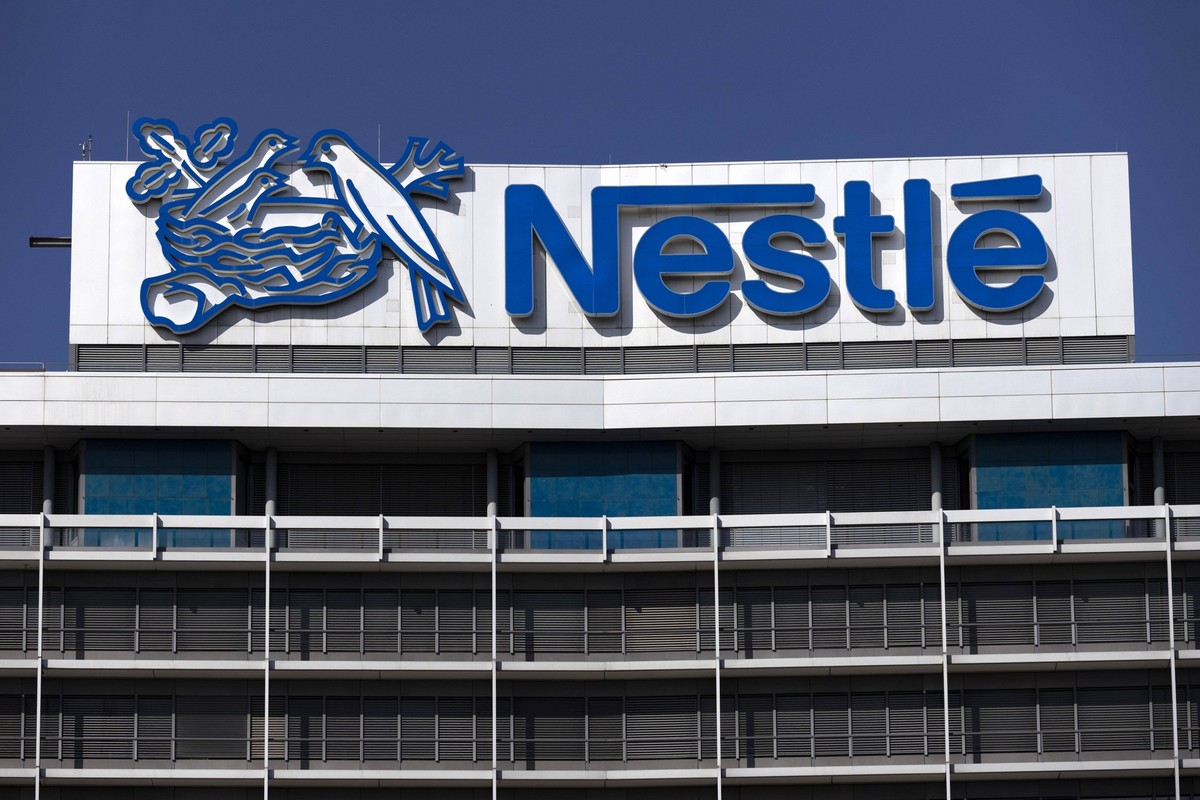 Nestl-Logo Nestle auf dem Dach der Deutschlandzentrale der Nestl Deutschland AG. Der Nahrungsmittelriese Nestle verkauft seine chinesische Wassersparte an die Tsingtao Brewery Group. Frankfurt, 27.08. ...
