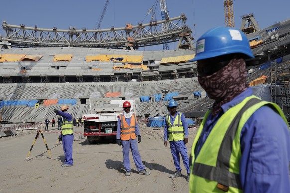 Gastarbeiter:innen während des Baus des Lusail Iconic Stadions.