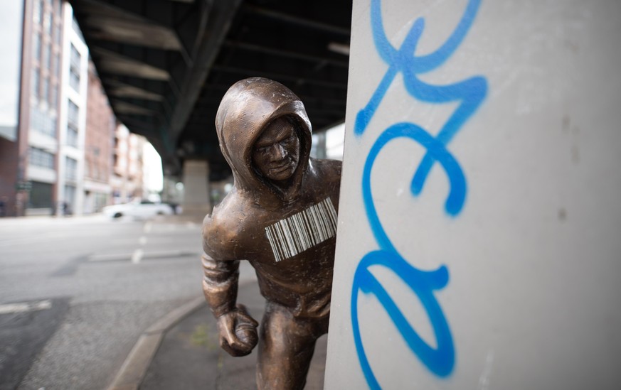 dpatopbilder - 08.09.2020, Hamburg: Eine Bronzestatue, die einen Mann mit Kapuzenpulli darstellt, der eine Spraydose in der Hand h