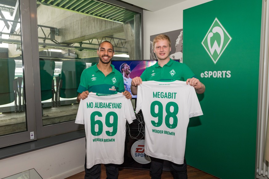 GER, SV Werder Bremen eSPORTS Team / 25.08.2018, Weserstadion, Bremen, GER, SV Werder Bremen eSPORTS Team im Bild Mohammed Harkous MO AUBAMEYANG (Werder Bremen eSPORTS 69) und Michael MEGABIT Bittner  ...