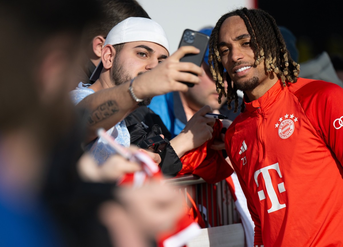 30.01.2024, Bayern, M�nchen: Fu�ball: �ffentliches Training FC Bayern M�nchen auf dem Trainingsgel�nde an der S�bener Stra�e. Bayern M�nchens Neuzugang Sacha Boey (r) macht nach dem Training Fotos mit ...