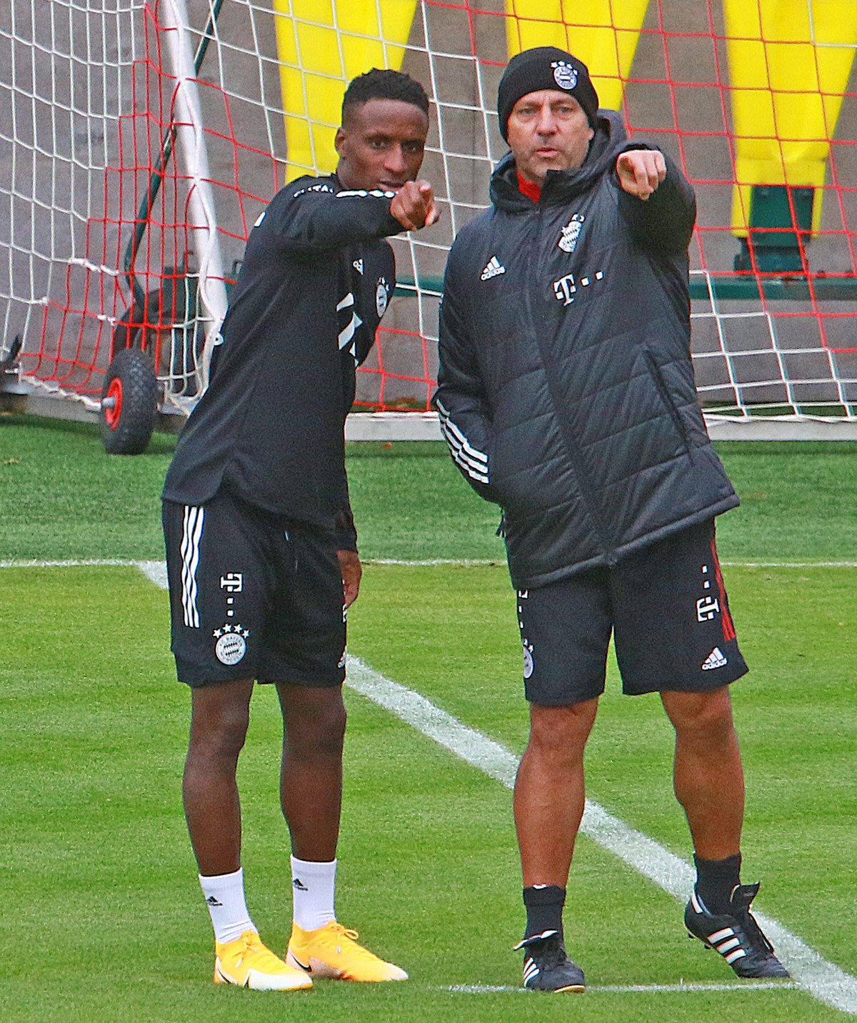 Bouna Sarr und Hansi Flick beim Training des FC Bayern München.