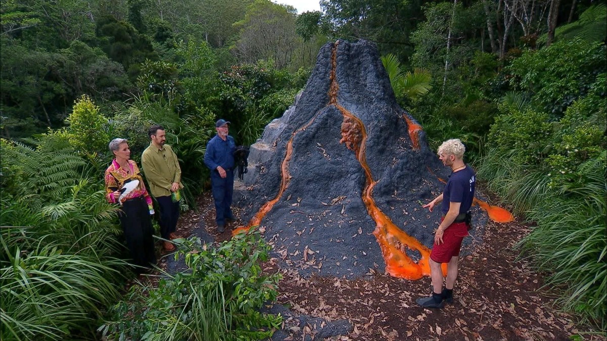 Sam Dylan (r.) muss alleine zur Dschungelprüfung "Eruptions-Störung" antreten. Die Moderatoren Sonja Zietlow und Jan Köppen begrüßen ihn. Dr.Bob (M.) erklärt ihm worauf er achten muss.
+++ ...
