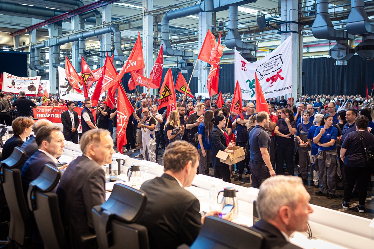dpatopbilder - 04.09.2024, Niedersachsen, Wolfsburg: Mitarbeiter protestieren vor Beginn einer Betriebsversammlung in einer Halle im VW-Werk. 

Bei Volkswagen haben die Chefs Sparpl�ne. Die Besch�ftig ...