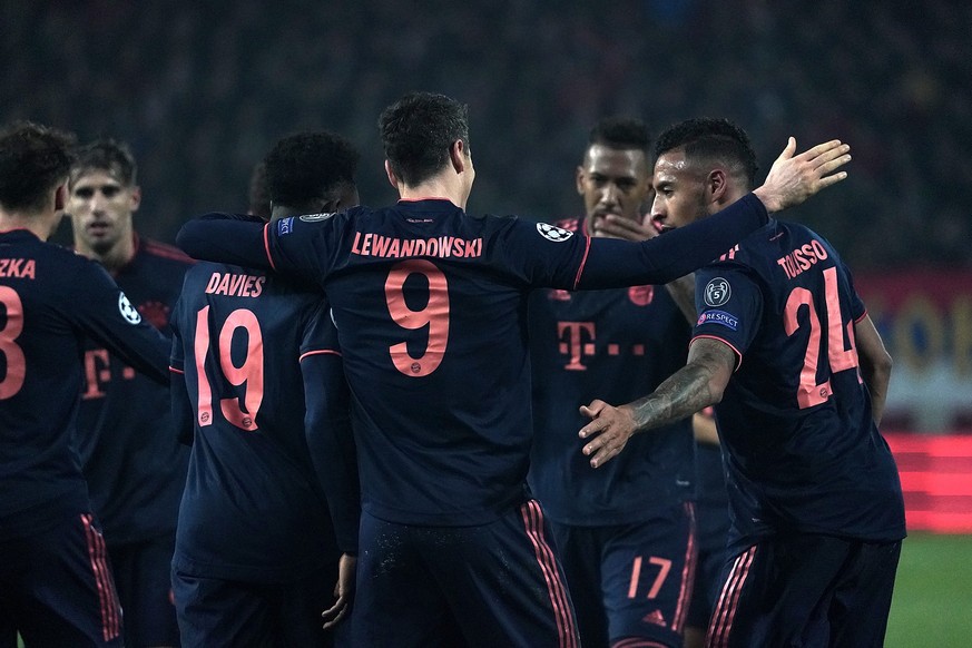 Bayern gewann am Mittwoch 6:0 gegen Roter Stern Belgrad. Corentin Tolisso (r.) feiert mit Robert Lewandowski und Alphonso Davies.